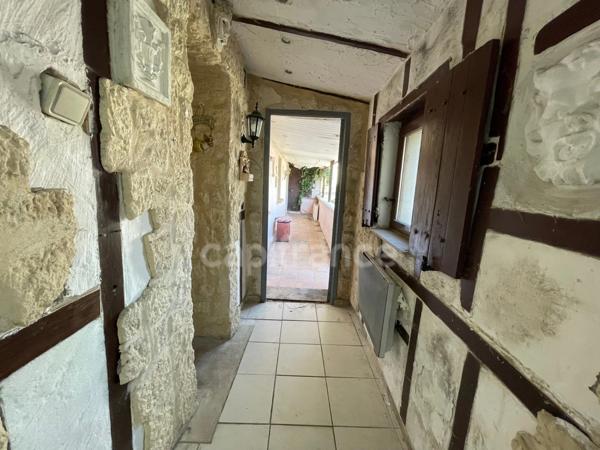 Maison individuel 4 chambres garage et batiments.