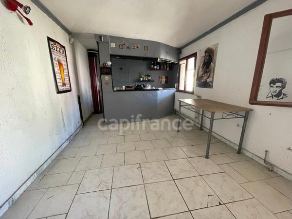 Maison individuel 4 chambres garage et batiments.