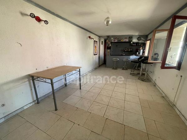 Maison individuel 4 chambres garage et batiments.