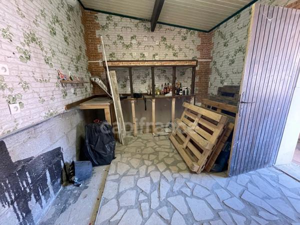 Maison individuel 4 chambres garage et batiments.