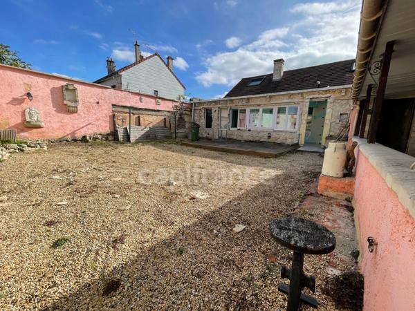 Maison individuel 4 chambres garage et batiments.