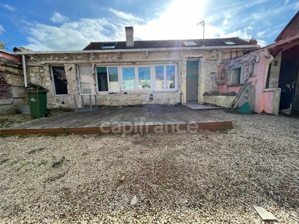 Maison individuel 4 chambres garage et batiments.