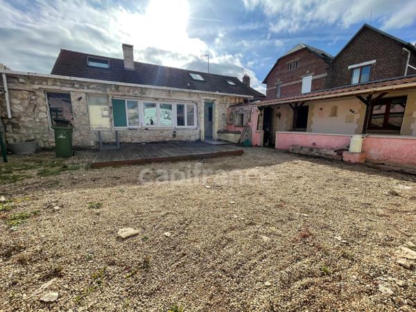 Maison individuel 4 chambres garage et batiments.
