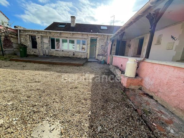 Maison individuel 4 chambres garage et batiments.