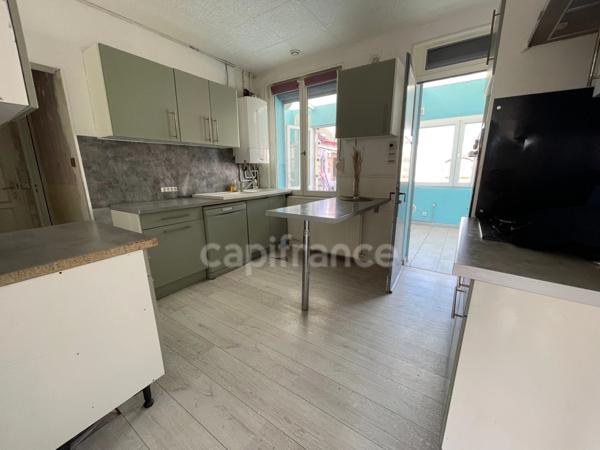 Maison individuel 4 chambres garage et batiments.