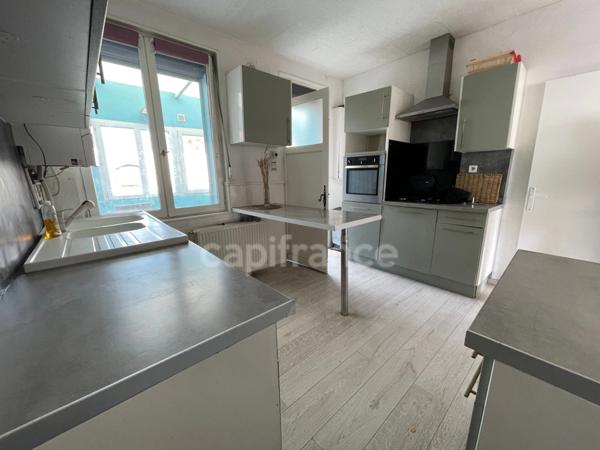 Maison individuel 4 chambres garage et batiments.