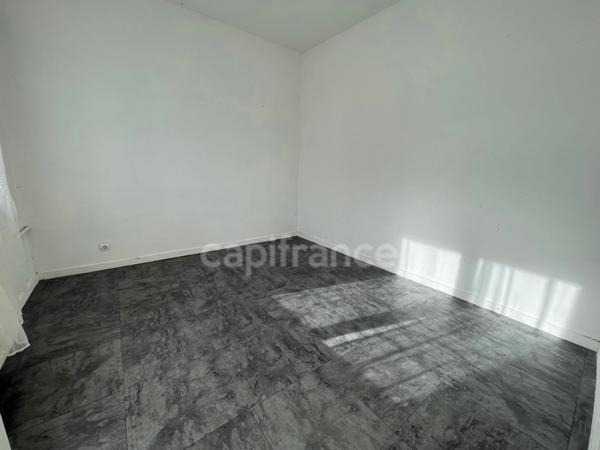 Maison individuel 4 chambres garage et batiments.