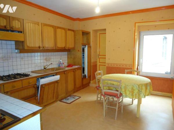 LA FERTE MACE, immeuble à usage d'habitation et commercial