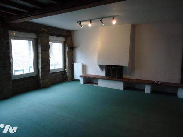 LA FERTE MACE, immeuble à usage d'habitation et commercial