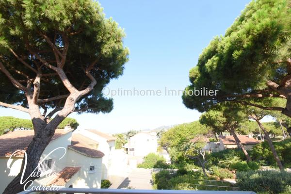 Viager occupé – Appartement T2 avec parking et balcons au port de HYERES 83400
