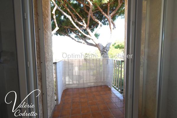 Viager occupé – Appartement T2 avec parking et balcons au port de HYERES 83400