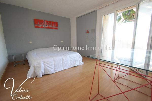 Viager occupé – Appartement T2 avec parking et balcons au port de HYERES 83400