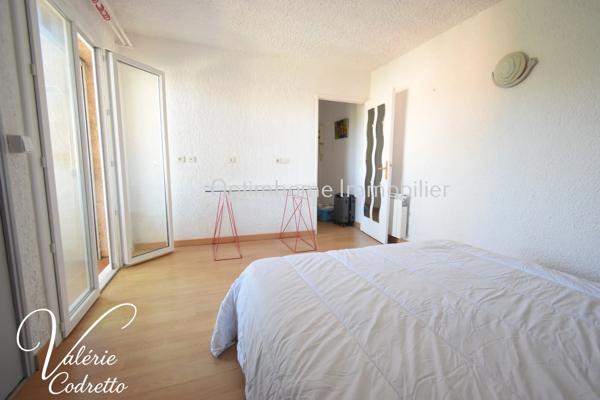 Viager occupé – Appartement T2 avec parking et balcons au port de HYERES 83400