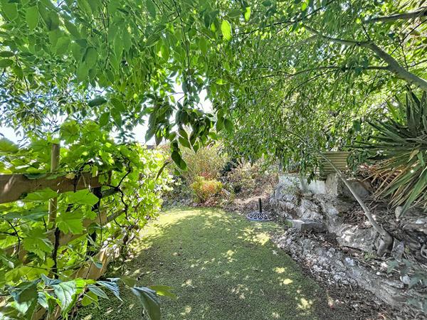 Ardèche : Maison de village atypique, jardin et cave