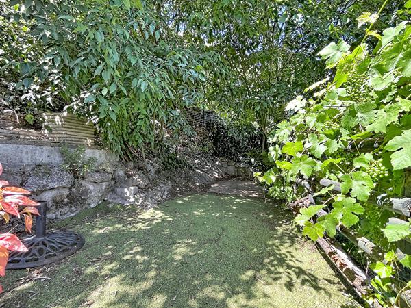 Ardèche : Maison de village atypique, jardin et cave