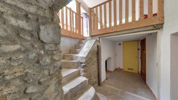 Ardèche : Maison de village atypique, jardin et cave