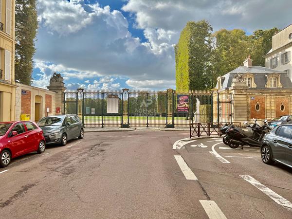 "Versailles Notre Dame" Duplex de caractère de 114m² au calme absolu, 1 Rue de la Paroisse ! Loyer 2 650 €/mois charges comprises **  - Référence  27591