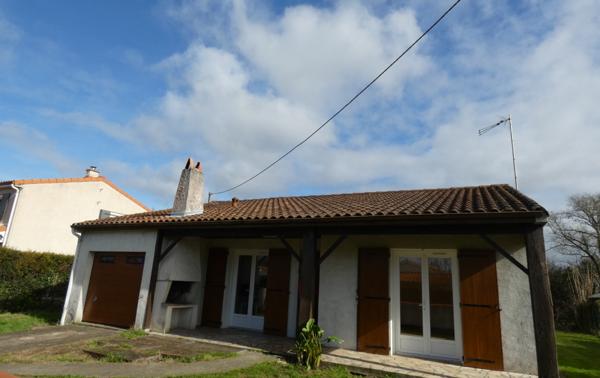 SAUJON PROCHE CENTRE – MAISON DE PLAIN PIED TROIS CHAMBRES SUR UN TERRAIN DE 614 M²