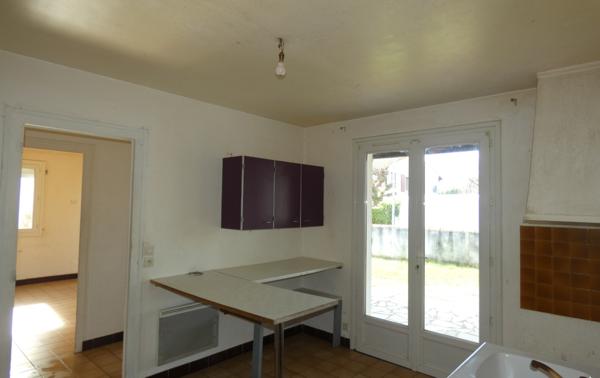 SAUJON PROCHE CENTRE – MAISON DE PLAIN PIED TROIS CHAMBRES SUR UN TERRAIN DE 614 M²