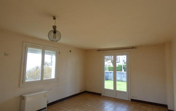 SAUJON PROCHE CENTRE – MAISON DE PLAIN PIED TROIS CHAMBRES SUR UN TERRAIN DE 614 M²