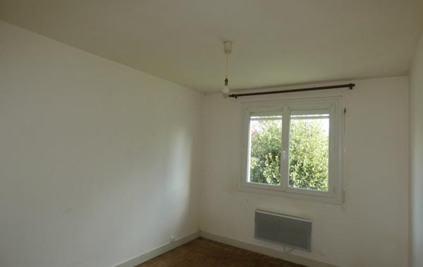 SAUJON PROCHE CENTRE – MAISON DE PLAIN PIED TROIS CHAMBRES SUR UN TERRAIN DE 614 M²