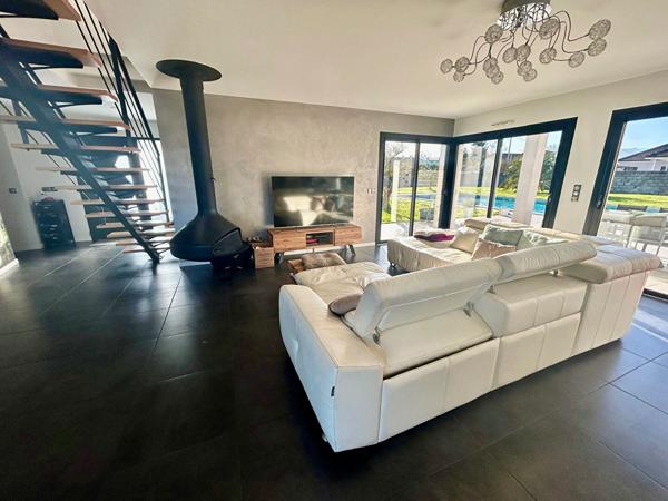 Maison 5 chambres ,piscine et garage