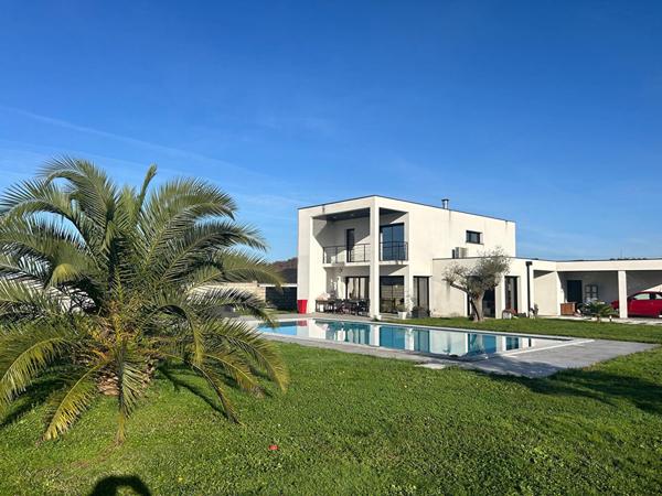 Maison 5 chambres ,piscine et garage