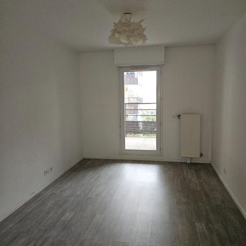 À Vendre,  Centre-ville de Rambouillet, 2 pièces avec balcon et parking