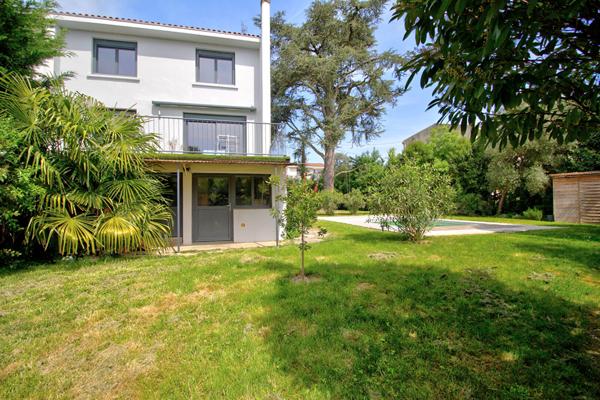 AGEN - Maison rénovée de 131 m² avec 3 chambres, 1 bureau, piscine, jardin et parking quartier calme et résidentiel.