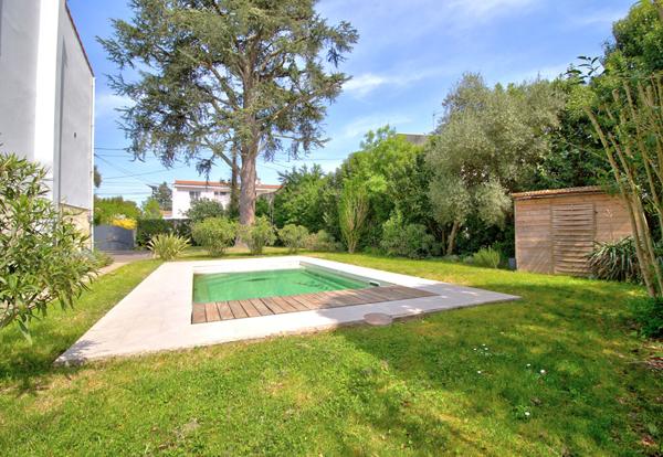 AGEN - Maison rénovée de 131 m² avec 3 chambres, 1 bureau, piscine, jardin et parking quartier calme et résidentiel.