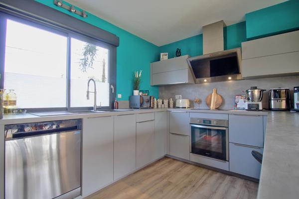 AGEN - Maison rénovée de 131 m² avec 3 chambres, 1 bureau, piscine, jardin et parking quartier calme et résidentiel.