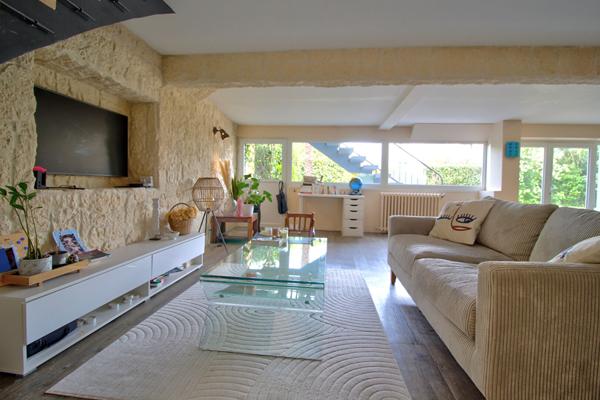 AGEN - Maison rénovée de 131 m² avec 3 chambres, 1 bureau, piscine, jardin et parking quartier calme et résidentiel.