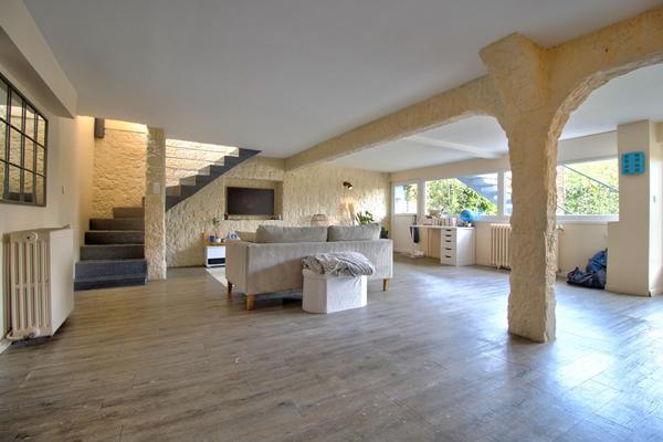 AGEN - Maison rénovée de 131 m² avec 3 chambres, 1 bureau, piscine, jardin et parking quartier calme et résidentiel.