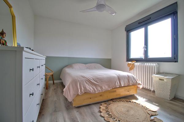 AGEN - Maison rénovée de 131 m² avec 3 chambres, 1 bureau, piscine, jardin et parking quartier calme et résidentiel.