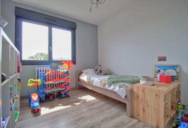 AGEN - Maison rénovée de 131 m² avec 3 chambres, 1 bureau, piscine, jardin et parking quartier calme et résidentiel.