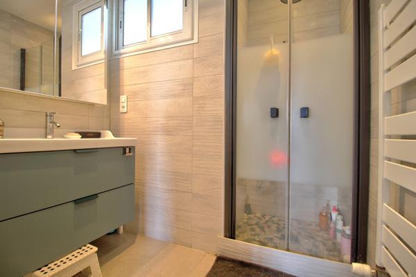 AGEN - Maison rénovée de 131 m² avec 3 chambres, 1 bureau, piscine, jardin et parking quartier calme et résidentiel.