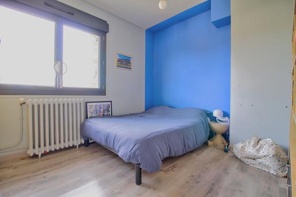 AGEN - Maison rénovée de 131 m² avec 3 chambres, 1 bureau, piscine, jardin et parking quartier calme et résidentiel.