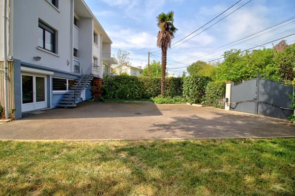 AGEN - Maison rénovée de 131 m² avec 3 chambres, 1 bureau, piscine, jardin et parking quartier calme et résidentiel.