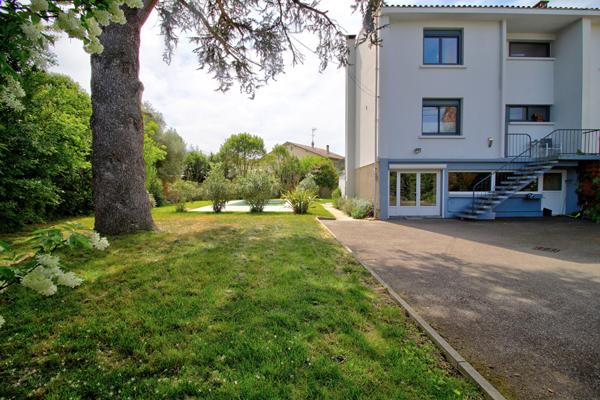 AGEN - Maison rénovée de 131 m² avec 3 chambres, 1 bureau, piscine, jardin et parking quartier calme et résidentiel.