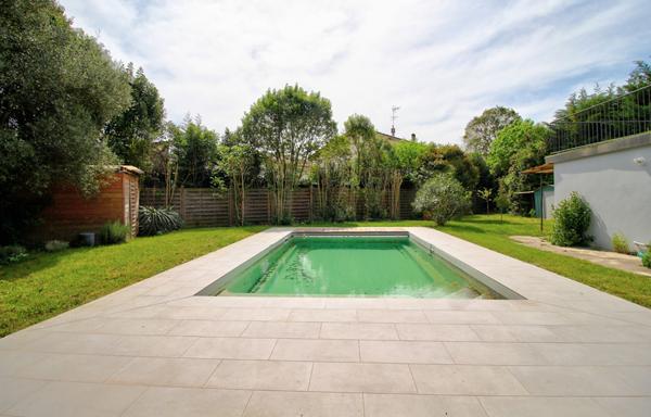 AGEN - Maison rénovée de 131 m² avec 3 chambres, 1 bureau, piscine, jardin et parking quartier calme et résidentiel.