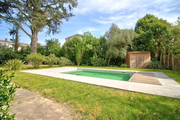 AGEN - Maison rénovée de 131 m² avec 3 chambres, 1 bureau, piscine, jardin et parking quartier calme et résidentiel.