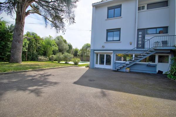 AGEN - Maison rénovée de 131 m² avec 3 chambres, 1 bureau, piscine, jardin et parking quartier calme et résidentiel.