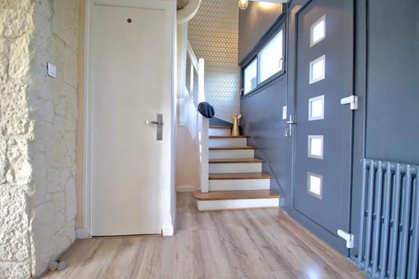 AGEN - Maison rénovée de 131 m² avec 3 chambres, 1 bureau, piscine, jardin et parking quartier calme et résidentiel.