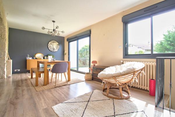 AGEN - Maison rénovée de 131 m² avec 3 chambres, 1 bureau, piscine, jardin et parking quartier calme et résidentiel.