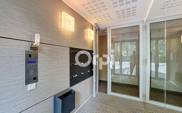 Appartement à vendre    3 pièces • 73,70 m2 Paris 15