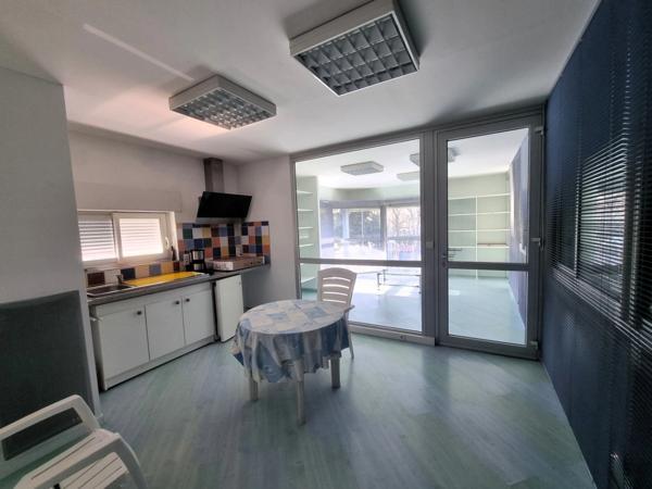 DOLUS ILE D'OLERON (17), A Louer Local Artisanal de 180m², en emplacement N°1 au cœur d'une ZAE attractive