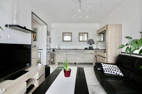 À vendre, beau potentiel pour cet appartement 2 pièces de 46,92 m² situé au 2ᵉ étage, SANS ASCENSEUR,  d'une résidence à Clichy-sous-Bois.

L'appartement offre une distribution fonctionnelle avec une entrée, un séjour de 16,14 m², une cuisine indépendante de 6,92 m², une chambre de 12,99 m² ainsi qu'une salle de bains avec WC.

Vous apprécierez également la présence d'une cave et d'une place de parking, offrant un vrai confort au quotidien.

Le bien se situe dans un secteur bénéficiant des infrastructures et commerces de Clichy-sous-Bois, à la limite de RAINCY et de LIVRY-GARGAN, avec notamment le tramway T4 permettant de rejoindre les pôles de transport voisins.

Idéal pour une première acquisition ou un investissement locatif.

📞 Pour plus d'informations ou pour organiser une visite, contactez-moi