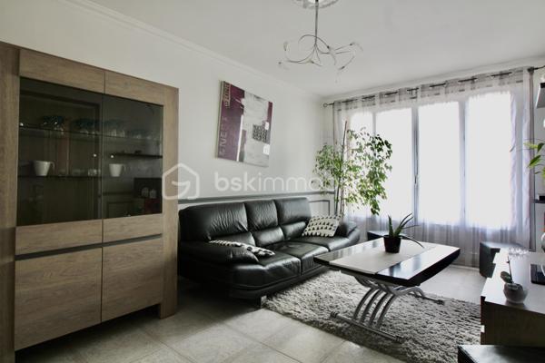 À vendre, beau potentiel pour cet appartement 2 pièces de 46,92 m² situé au 2ᵉ étage, SANS ASCENSEUR,  d'une résidence à Clichy-sous-Bois.

L'appartement offre une distribution fonctionnelle avec une entrée, un séjour de 16,14 m², une cuisine indépendante de 6,92 m², une chambre de 12,99 m² ainsi qu'une salle de bains avec WC.

Vous apprécierez également la présence d'une cave et d'une place de parking, offrant un vrai confort au quotidien.

Le bien se situe dans un secteur bénéficiant des infrastructures et commerces de Clichy-sous-Bois, à la limite de RAINCY et de LIVRY-GARGAN, avec notamment le tramway T4 permettant de rejoindre les pôles de transport voisins.

Idéal pour une première acquisition ou un investissement locatif.

📞 Pour plus d'informations ou pour organiser une visite, contactez-moi