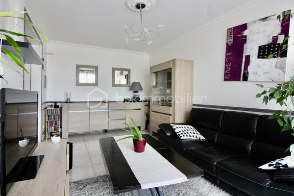 À vendre, beau potentiel pour cet appartement 2 pièces de 46,92 m² situé au 2ᵉ étage, SANS ASCENSEUR,  d'une résidence à Clichy-sous-Bois.

L'appartement offre une distribution fonctionnelle avec une entrée, un séjour de 16,14 m², une cuisine indépendante de 6,92 m², une chambre de 12,99 m² ainsi qu'une salle de bains avec WC.

Vous apprécierez également la présence d'une cave et d'une place de parking, offrant un vrai confort au quotidien.

Le bien se situe dans un secteur bénéficiant des infrastructures et commerces de Clichy-sous-Bois, à la limite de RAINCY et de LIVRY-GARGAN, avec notamment le tramway T4 permettant de rejoindre les pôles de transport voisins.

Idéal pour une première acquisition ou un investissement locatif.

📞 Pour plus d'informations ou pour organiser une visite, contactez-moi