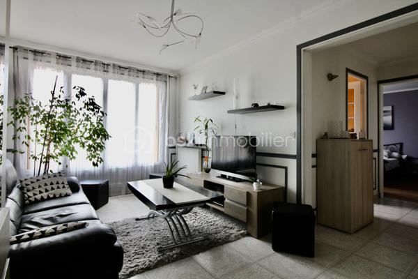 À vendre, beau potentiel pour cet appartement 2 pièces de 46,92 m² situé au 2ᵉ étage, SANS ASCENSEUR,  d'une résidence à Clichy-sous-Bois.

L'appartement offre une distribution fonctionnelle avec une entrée, un séjour de 16,14 m², une cuisine indépendante de 6,92 m², une chambre de 12,99 m² ainsi qu'une salle de bains avec WC.

Vous apprécierez également la présence d'une cave et d'une place de parking, offrant un vrai confort au quotidien.

Le bien se situe dans un secteur bénéficiant des infrastructures et commerces de Clichy-sous-Bois, à la limite de RAINCY et de LIVRY-GARGAN, avec notamment le tramway T4 permettant de rejoindre les pôles de transport voisins.

Idéal pour une première acquisition ou un investissement locatif.

📞 Pour plus d'informations ou pour organiser une visite, contactez-moi